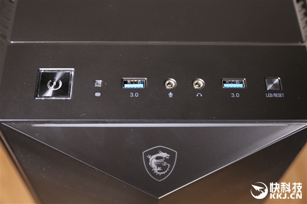 微星MPG氪金枪100电竞机箱图赏：4mm钢化玻璃侧透