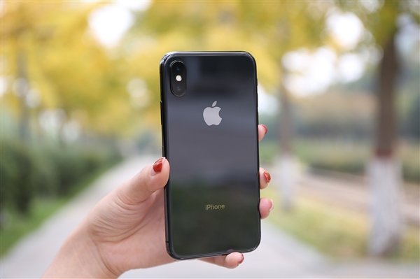苹果发布适用新iPhone电池背壳：黑白亮色 870元起
