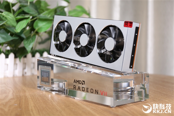 全球首款7nm游戏卡！AMD Radeon VII显卡开箱图赏