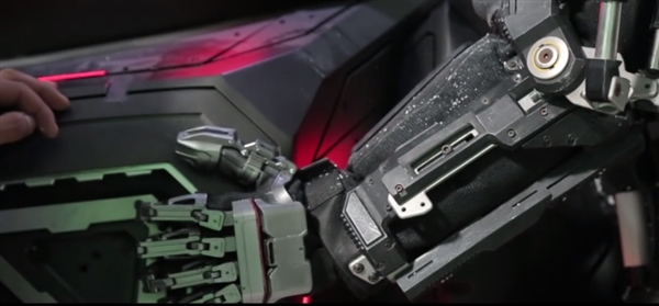 《流浪地球》官方发布“机甲特辑”：超酷外骨骼装甲