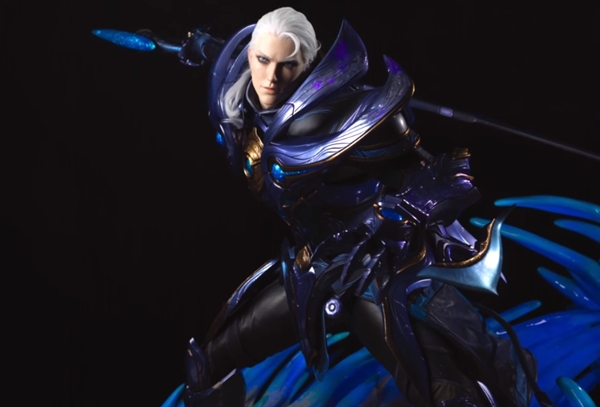 《王者荣耀》第二个1:1等身雕塑凯亮相：单手操控巨型光剑