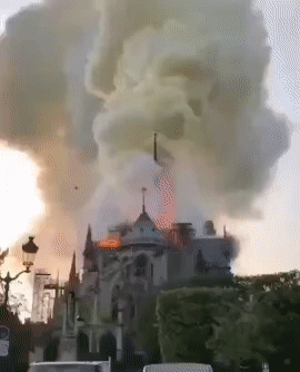 巴黎圣母院突然起火 木质结构遭焚毁塔尖倒塌