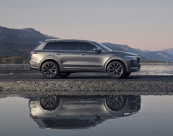 李想喊话韩寒：不换Baby Blue色的理想ONE你肯定后悔