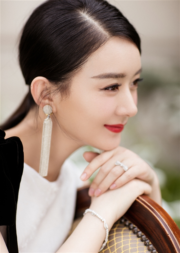 赵丽颖复工 荣耀20冰岛幻境派对首秀：自拍惊艳了