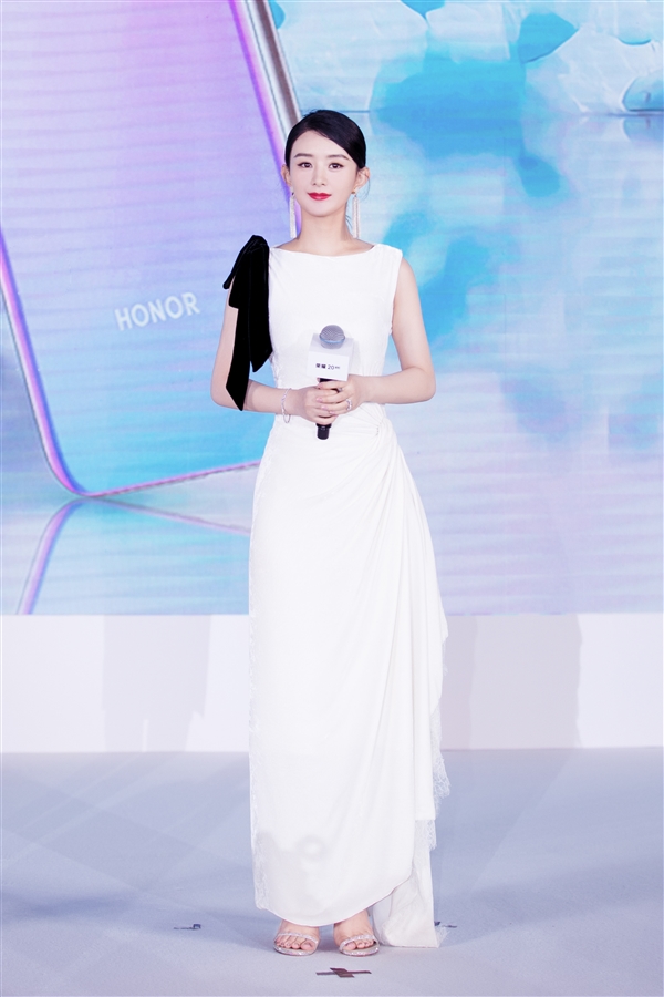 赵丽颖复工 荣耀20冰岛幻境派对首秀：自拍惊艳了