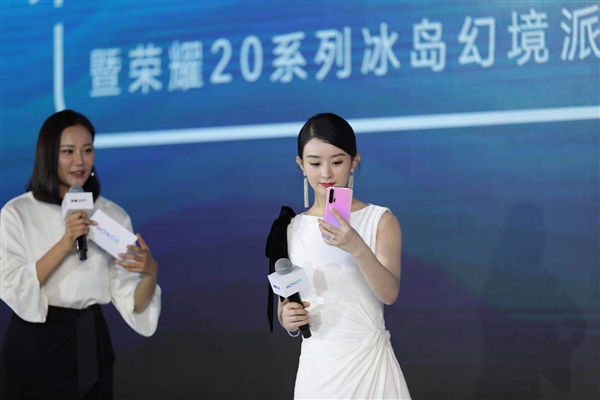 赵丽颖复工 荣耀20冰岛幻境派对首秀：自拍惊艳了