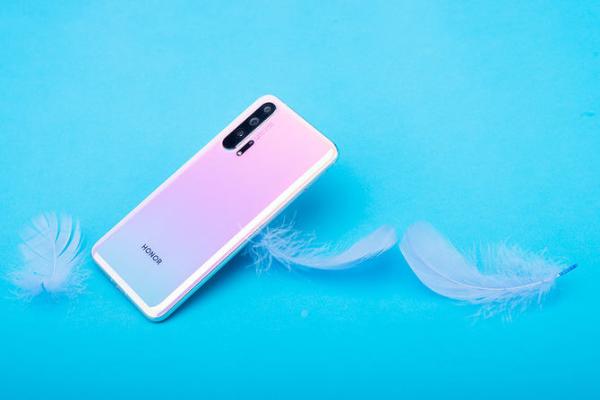 赵丽颖复工首秀 代言荣耀20冰岛幻境为新女性发声