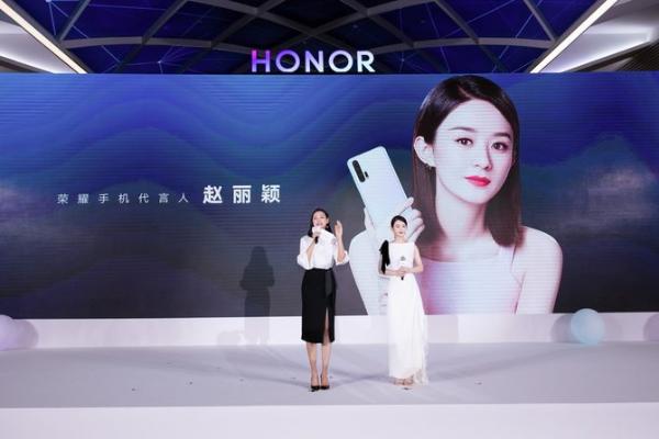 赵丽颖复工首秀 代言荣耀20冰岛幻境为新女性发声