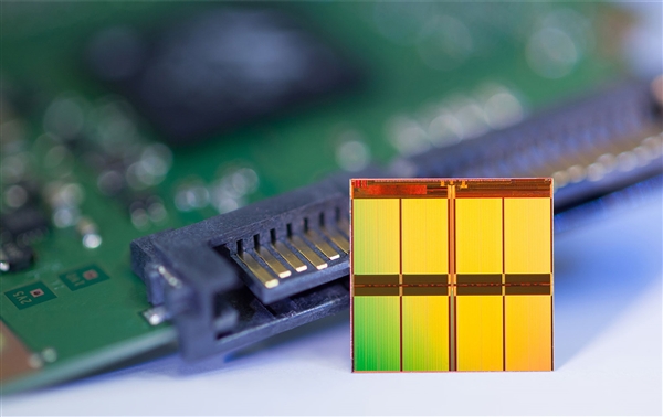 全球首款PCIe 4.0 x16 SSD诞生！32TB容量、24GB/s速度