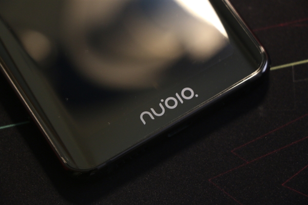 屏占超100% 努比亚Z20首发上手：双曲面柔性屏惊艳