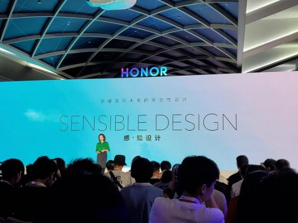 赵丽颖复工首秀 代言荣耀20冰岛幻境为新女性发声