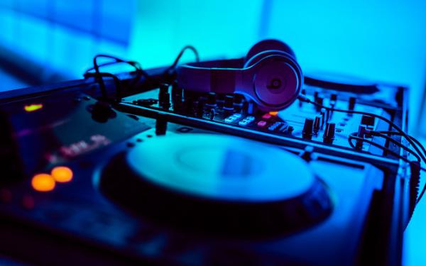 加了独立声卡，音效反而出了问题：Windows 10背锅