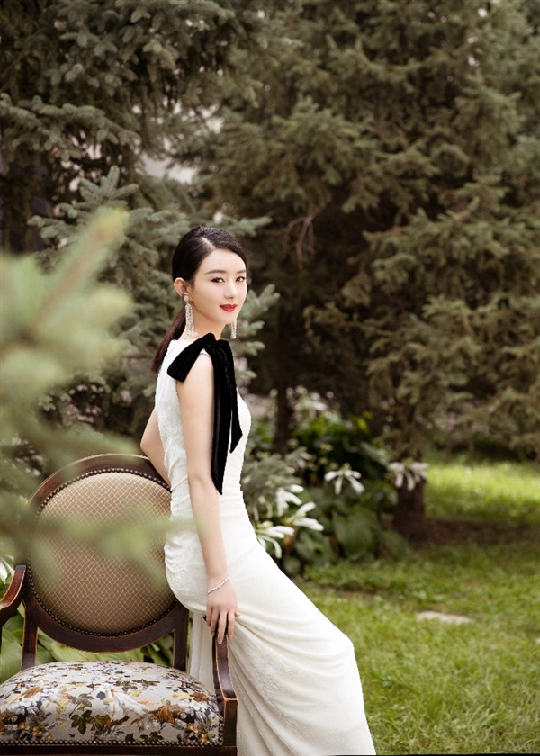 赵丽颖复工 荣耀20冰岛幻境派对首秀：自拍惊艳了