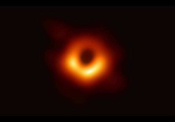 NASA绘制迄今最精确黑洞图像：扭曲之美