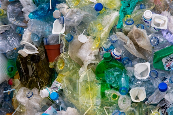 研究发现每人每年或吃下7万片微塑料：瓶装水或是最大来源