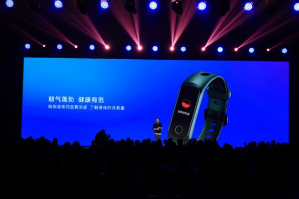 USB随充荣耀手环5i售价159元，血氧、心率、睡眠全方位健康监测
