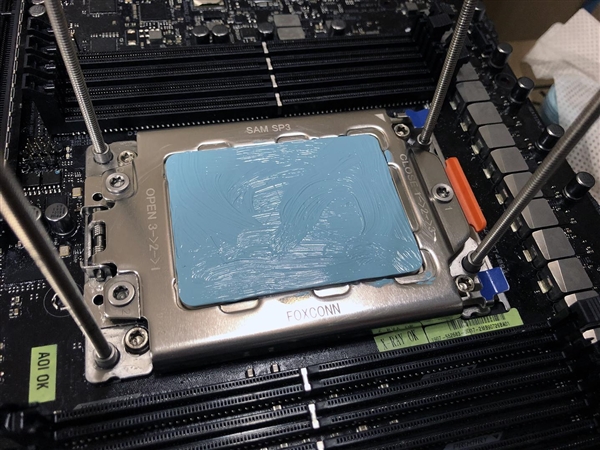 32核心撕裂者3970X液氮超频全核5.75GHz：一天破21项纪录