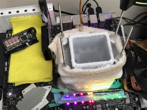 32核心撕裂者3970X液氮超频全核5.75GHz：一天破21项纪录