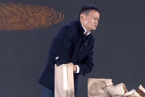 马云道农会表演惊悚魔术：拉着小姐姐的手就往下按