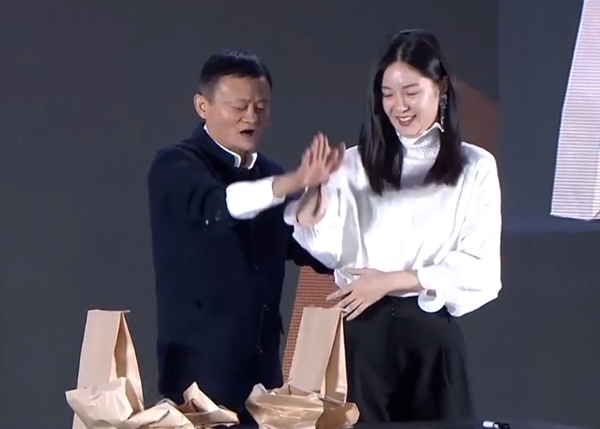 马云道农会表演惊悚魔术：拉着小姐姐的手就往下按