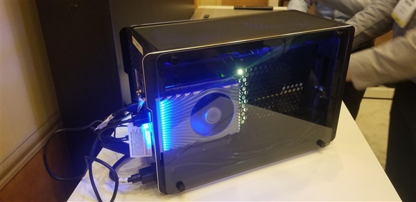 Intel DG1独显开发样卡公布：玩1080P《星际机甲》至少30帧、别致信仰灯