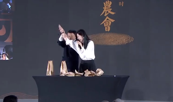 马云道农会表演惊悚魔术：拉着小姐姐的手就往下按