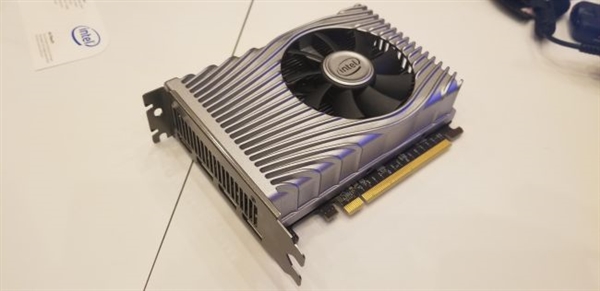 Intel DG1独显开发样卡公布：玩1080P《星际机甲》至少30帧、别致信仰灯