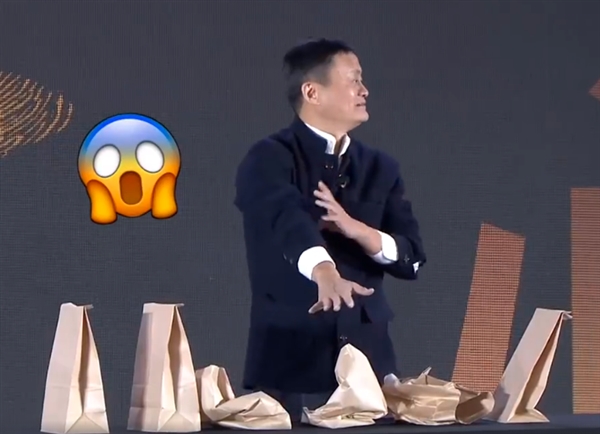 马云道农会表演惊悚魔术：拉着小姐姐的手就往下按