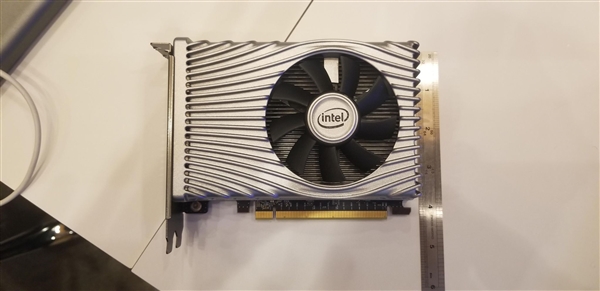 Intel DG1独显开发样卡公布：玩1080P《星际机甲》至少30帧、别致信仰灯