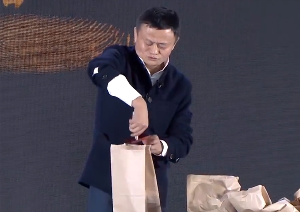 马云道农会表演惊悚魔术：拉着小姐姐的手就往下按