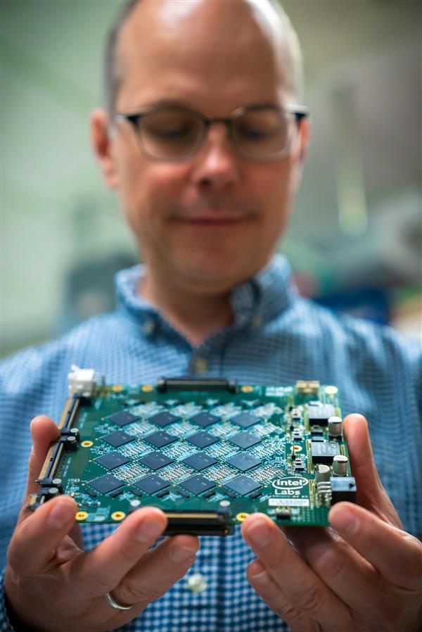 Intel神经拟态芯片有了“嗅觉”：准确率3000倍于传统方法