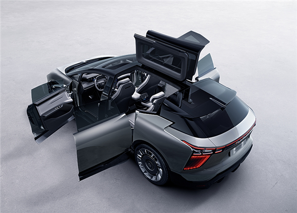 布加迪背景真香！美女设计师加盟华人运通