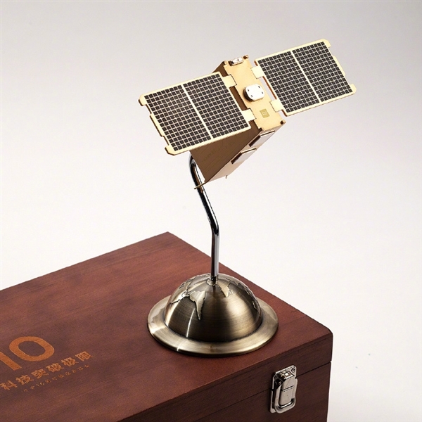 雷军开箱未能送出的小米10邀请函：可拆装微缩卫星模型