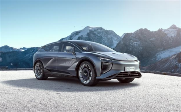 布加迪背景真香！美女设计师加盟华人运通