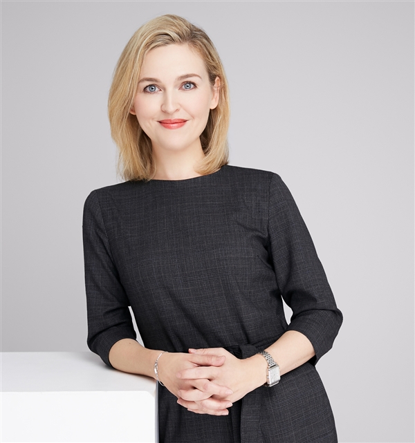 布加迪背景真香！美女设计师加盟华人运通