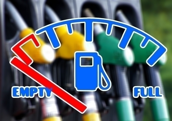 国际油价暴跌70%：能源企业纷纷囤油 油库被预订一空