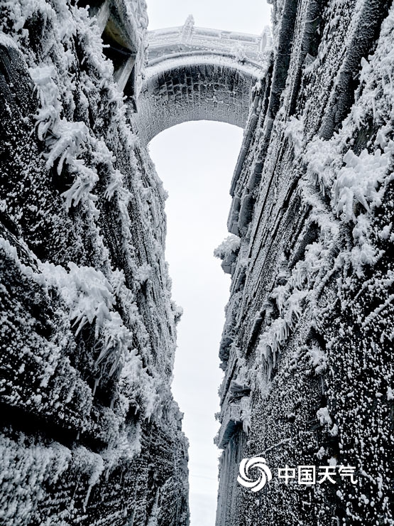 好美雪后的梵净山变身黑白世界