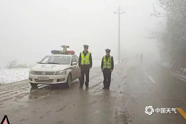 贵州低温雨雪天气致道路结冰 警民除冰保交通