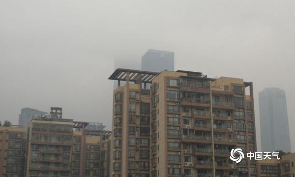 广西南宁今晨遭“大雾锁城” 城区出现轻度污染能见度较差