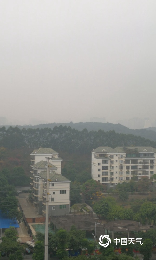 广西南宁今晨遭“大雾锁城” 城区出现轻度污染能见度较差
