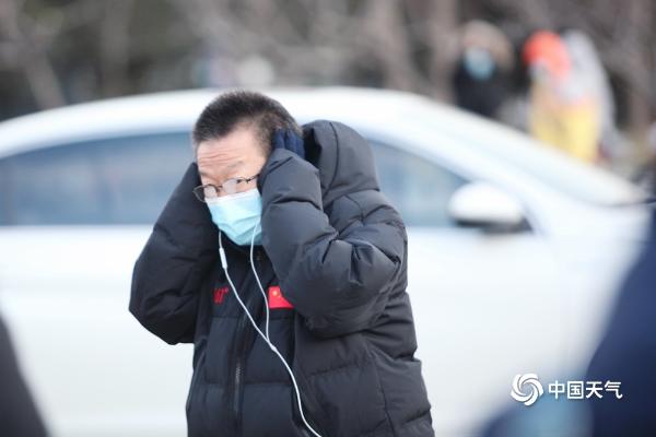 寒潮来袭！聚焦北京街头行人“速冻”下的表情