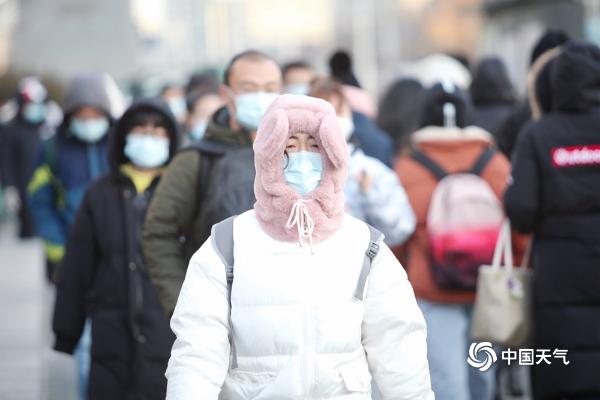 寒潮来袭！聚焦北京街头行人“速冻”下的表情