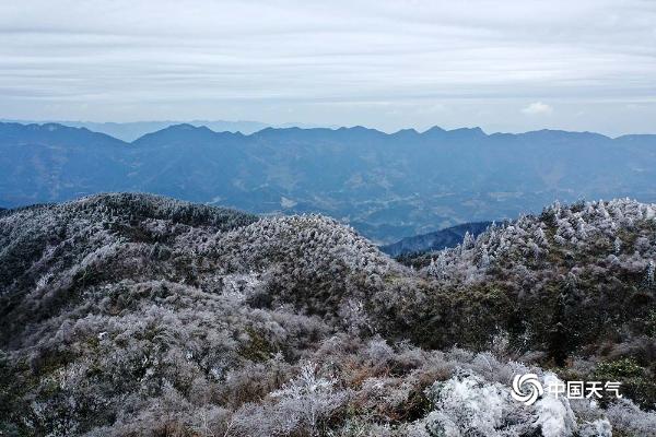 重庆灰千梁子景区变身南国雪原 如同童话世界