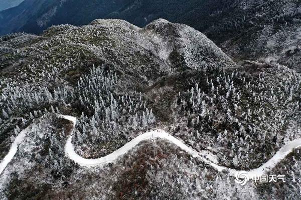 重庆灰千梁子景区变身南国雪原 如同童话世界