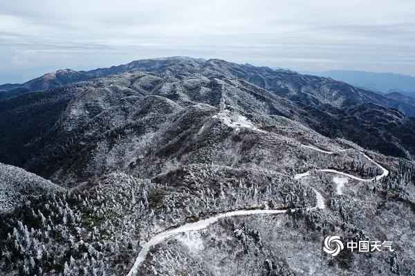 重庆灰千梁子景区变身南国雪原 如同童话世界