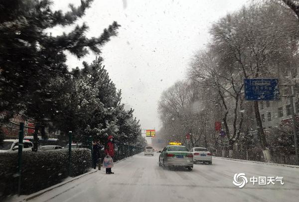 青海西宁飘雪 城区道路泥泞交通受影响