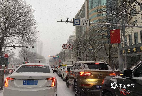 青海西宁飘雪 城区道路泥泞交通受影响