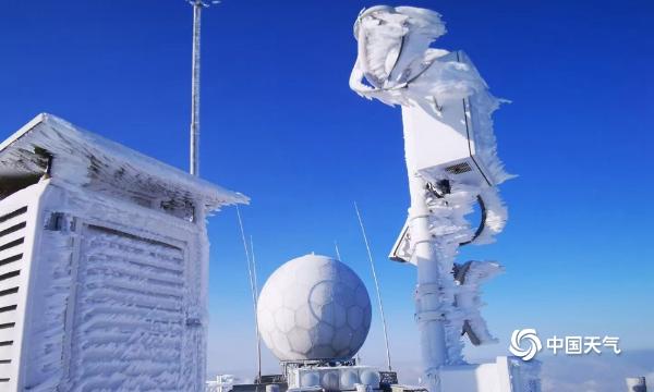 安徽黄山受寒潮影响骤降21.3℃ 气象观测设备被“速冻”