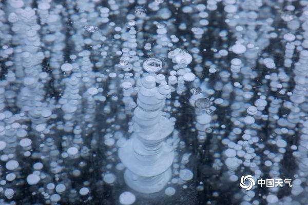 吉林跃马湖冰层现梦幻气泡 层层叠叠变化万千