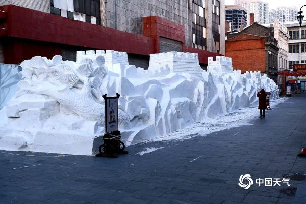 哈尔滨微长城雪雕景观吸引游客围观拍照